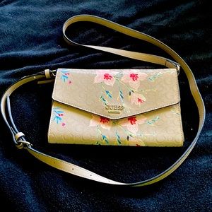 Guess crossbody bag. In EUC ❤️